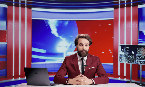 Présentateur de journal télévisé sur une chaîne d'information en direct
